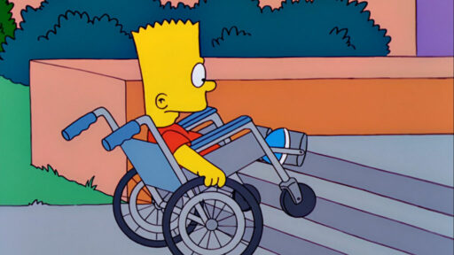 Bart Simpson en fauteuil roulant devant des escaliers.